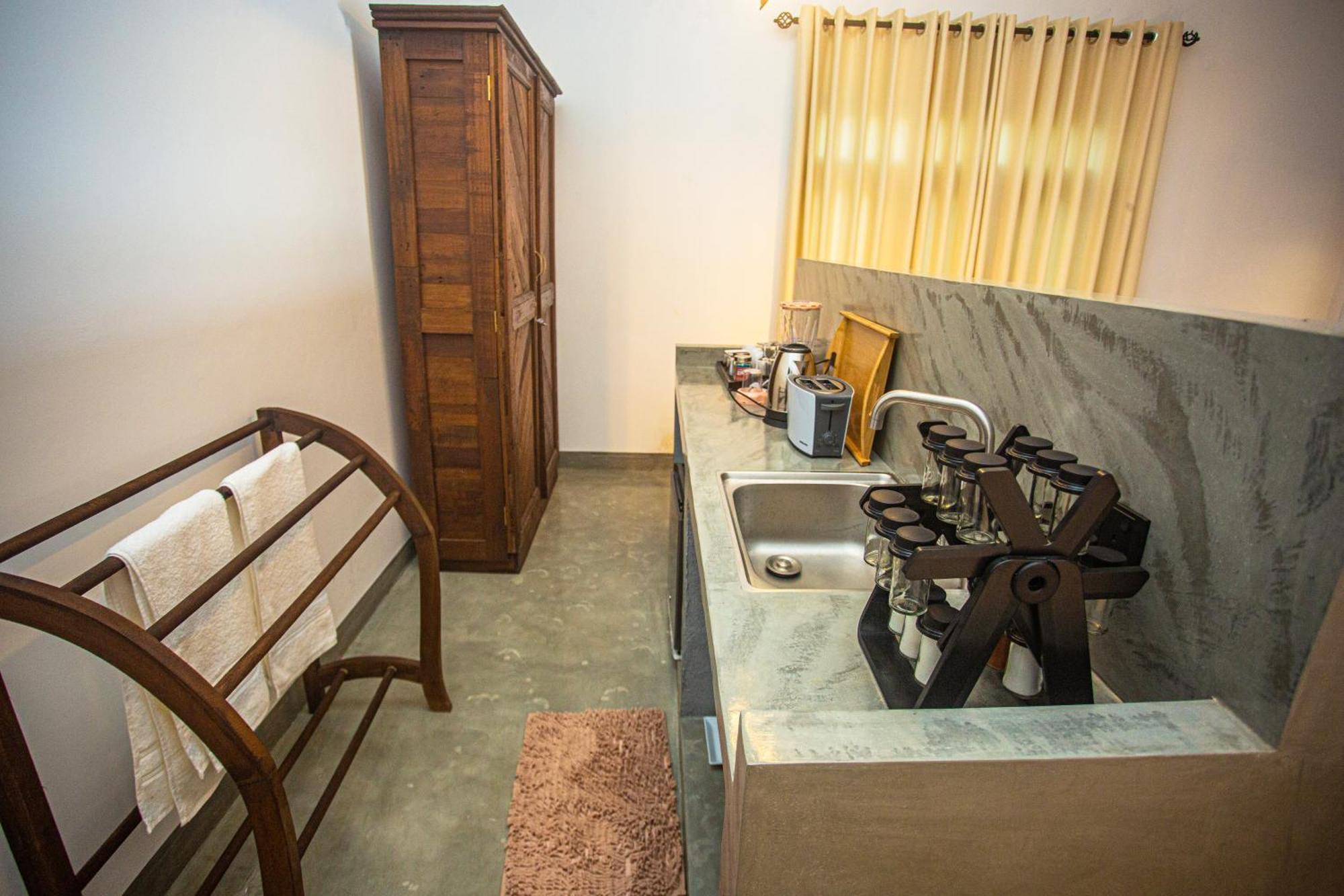 Aki Luna Lagoon Resort Hikkaduwa Extérieur photo