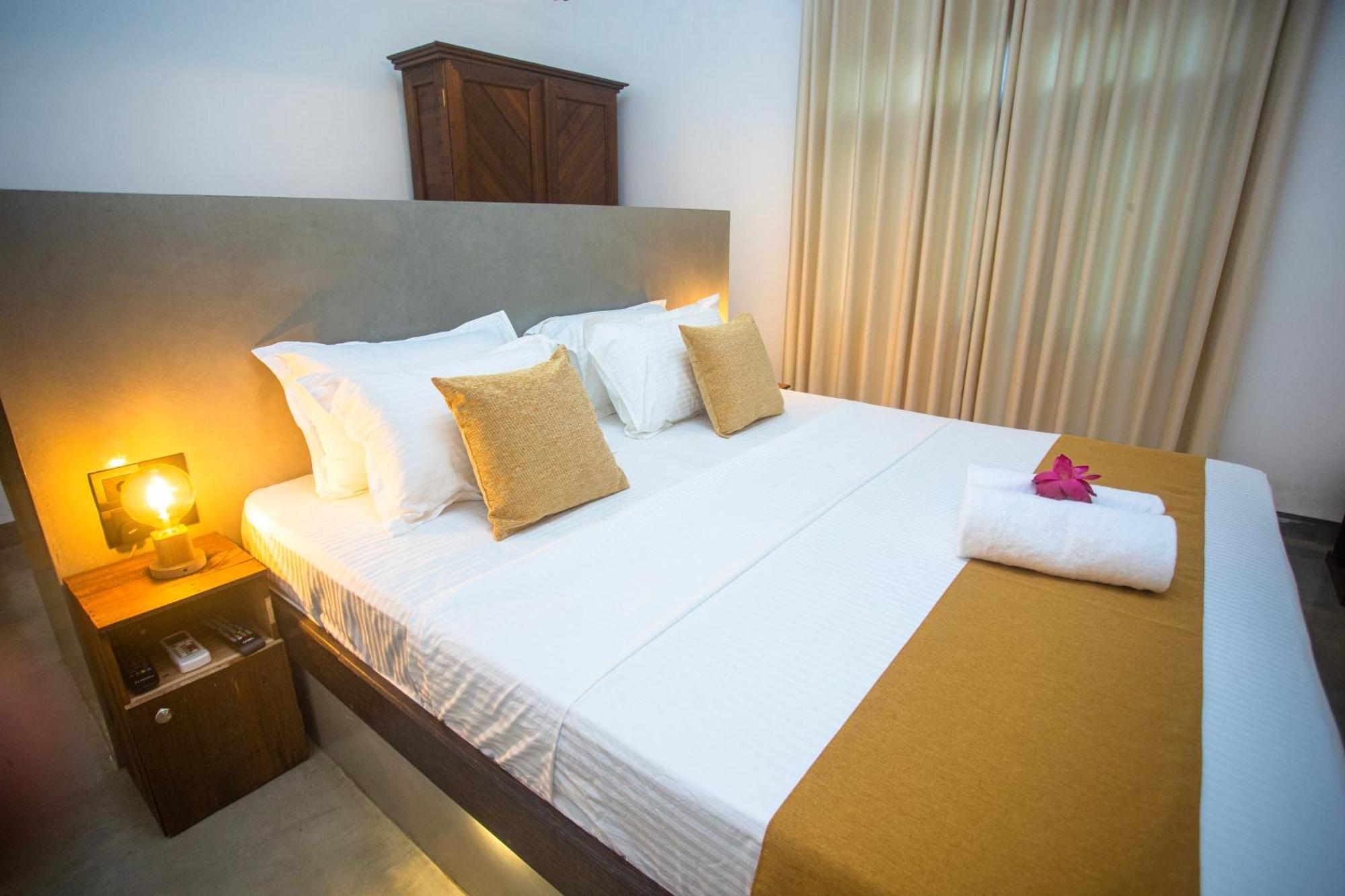 Aki Luna Lagoon Resort Hikkaduwa Extérieur photo