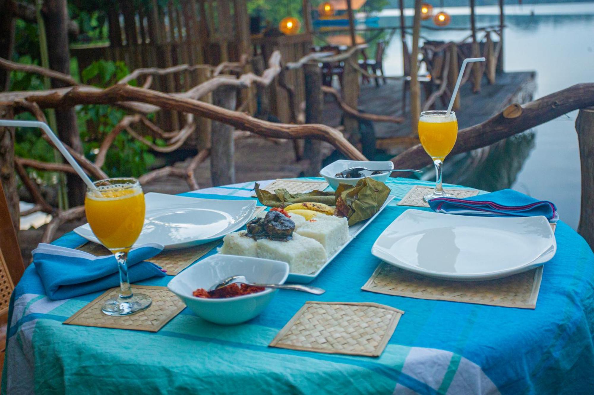 Aki Luna Lagoon Resort Hikkaduwa Extérieur photo